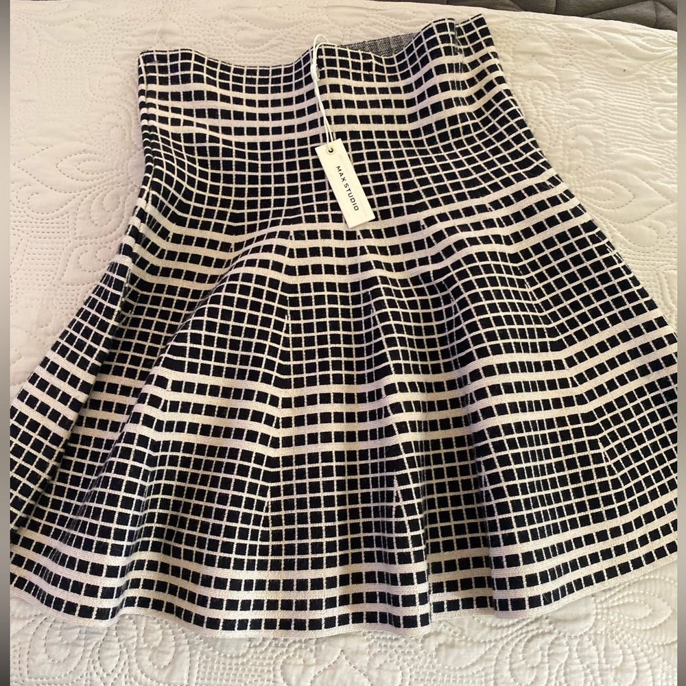 MaxStudio sweater skirt. New with tags. Black and Bone colored . S/M
